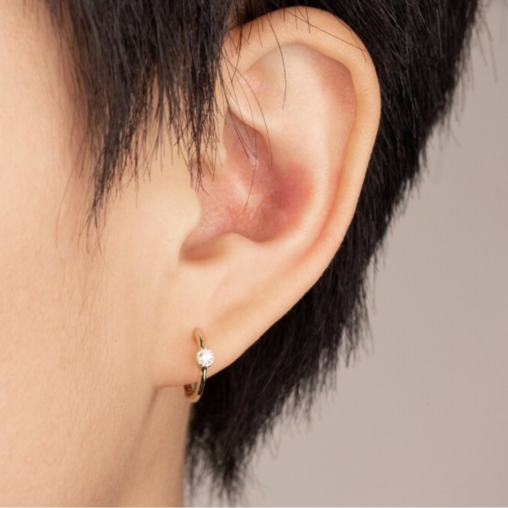 14k gold hoop earring with Diamond.
